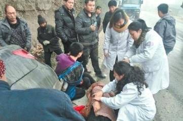 婚禮前新娘發生意外走了，新郎堅持如期結婚，看見婚車下來的人，全場沸騰！