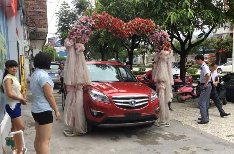 婚禮前新娘發生意外走了，新郎堅持如期結婚，看見婚車下來的人，全場沸騰！