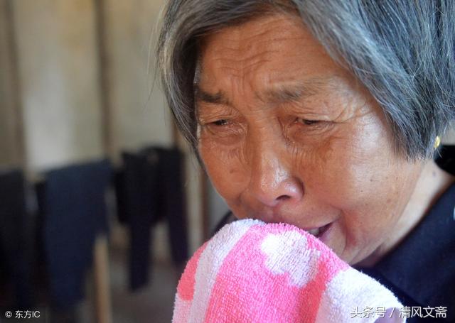 母親留下百萬，兒女在葬禮上大打出手，5歲孫女說：奶奶錢都捐啦