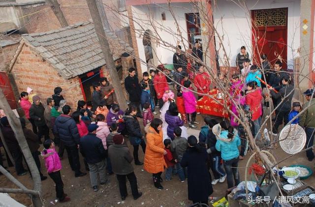 母親留下百萬，兒女在葬禮上大打出手，5歲孫女說：奶奶錢都捐啦