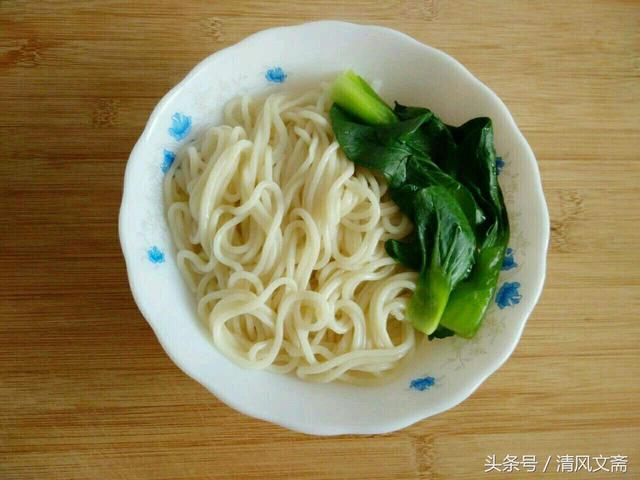 姐姐離家9年回來參加弟弟婚禮，農村母親含淚說當年是她逼走女兒