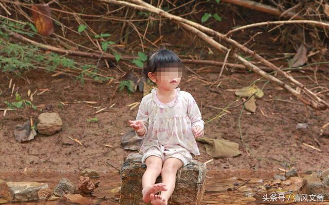女大學生陪閨蜜見網友，閨蜜卻在半路離開，司機偷偷報警救了女孩