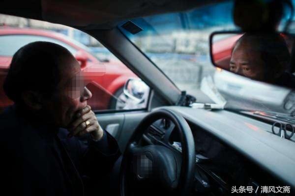 女大學生陪閨蜜見網友，閨蜜卻在半路離開，司機偷偷報警救了女孩