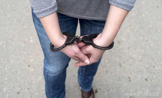 女大學生陪閨蜜見網友，閨蜜卻在半路離開，司機偷偷報警救了女孩