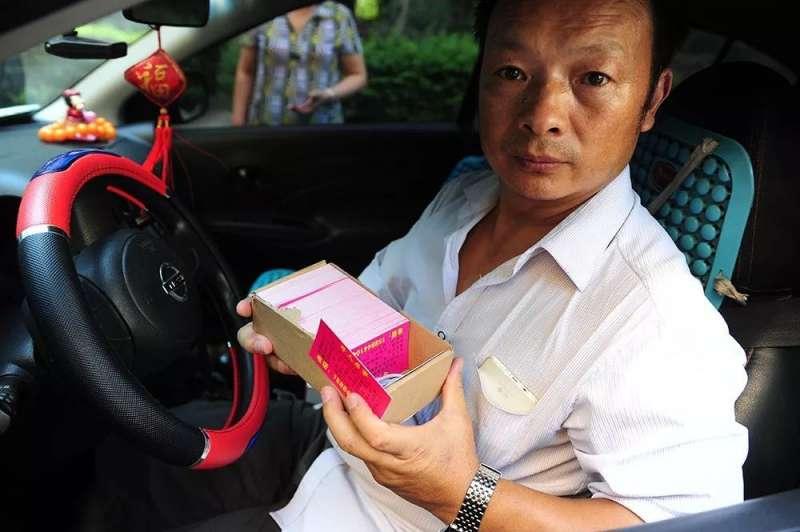 孩子失蹤「父親改當司機」只盼女兒有天坐上車！堅持24年「愛女終於出現」卻...太感人了！