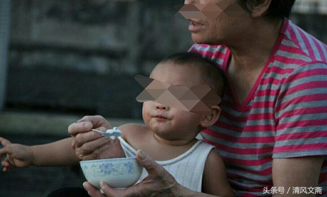 兒媳無故把孫子送回農村，婆婆偷偷跟蹤，卻無意發現兒媳一個秘密