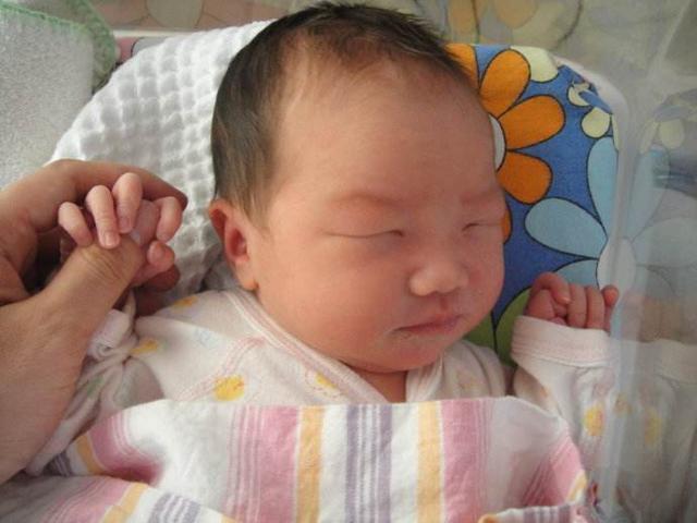 41歲產婦陣痛24小時生下男寶，「砰」的一聲，推出的卻不是產婦
