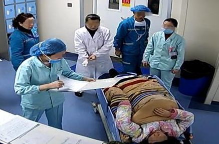 41歲產婦陣痛24小時生下男寶，「砰」的一聲，推出的卻不是產婦