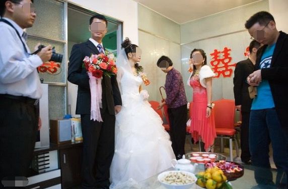 婚禮上農村婆婆給個薄紅包，兒媳叫聲阿姨，打開紅包賓客傻住
