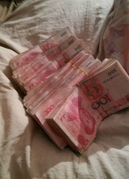 俺結婚爺爺偷給十萬陪嫁，3年後爺爺去世，回家收拾遺物俺砸了家
