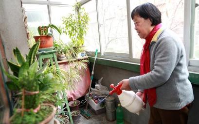 婆婆三個兒女，偏要我給她養老，聽到她和鄰居聊天我打自己一巴掌