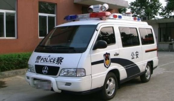 公公去衛生間，總拿一包大號創可貼，俺起疑，瞥見他褲腿俺報了警