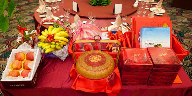 媳婦生了個女兒，要求回娘家坐月子，不料婆婆天天上娘家門