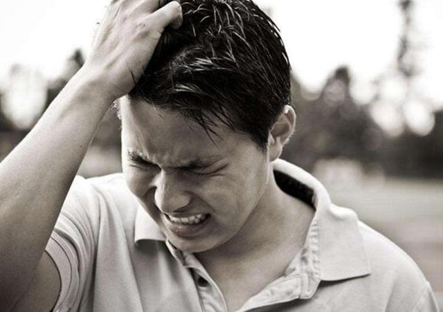 小姑子經常來我家小住，看到老公的朋友圈，我哭著把小姑子趕出門
