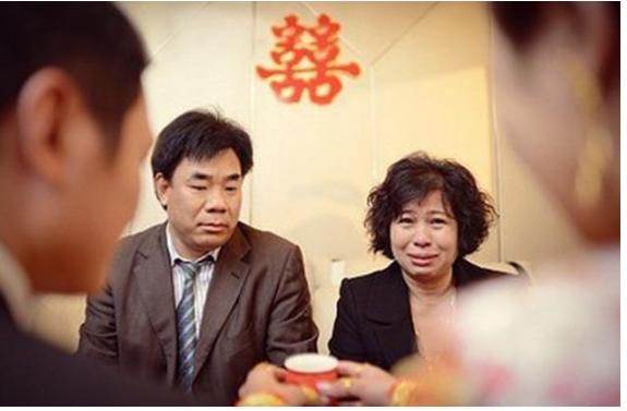 小姑子經常來我家小住，看到老公的朋友圈，我哭著把小姑子趕出門