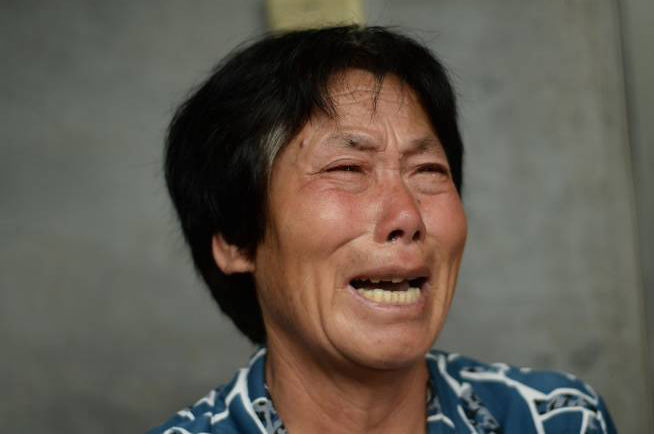 女兒難產，女婿卻不見人影，岳母生氣去找親家理論，敲開門，蒙了