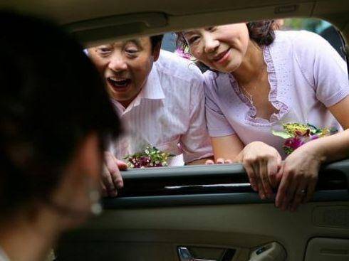 丈夫出軌，帶情人回家養胎 ，半月後妻子拿出兩張紙，丈夫如遭雷擊