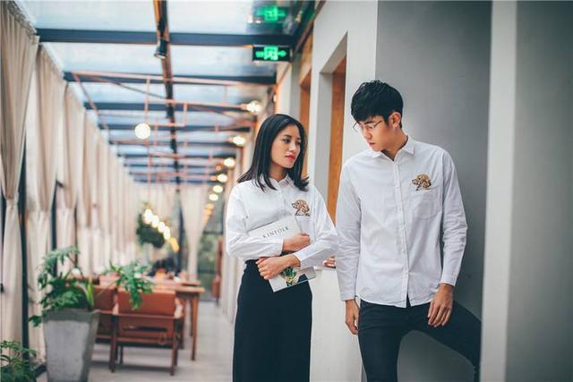 我結婚母親拒絕來參加，老婆穿著婚紗笑著跪在母親面前，母親愣了