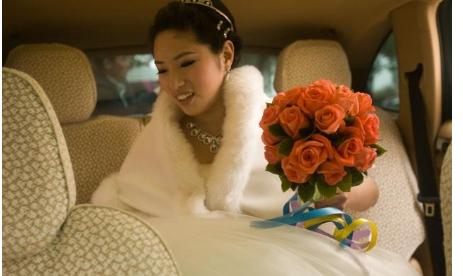 我結婚母親拒絕來參加，老婆穿著婚紗笑著跪在母親面前，母親愣了