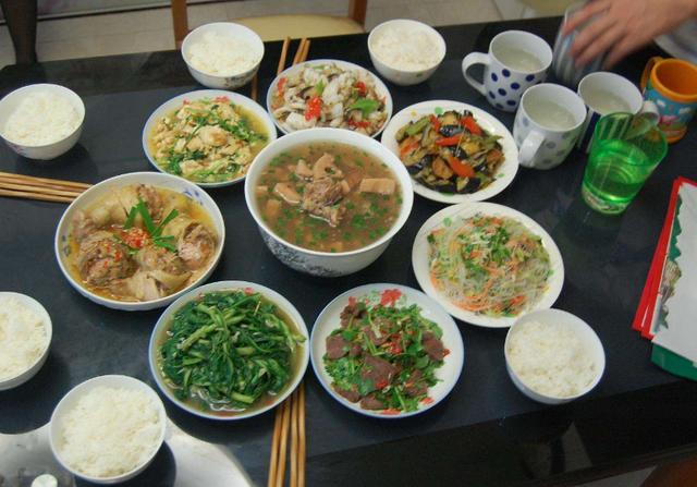 婆婆總說我做飯好吃，無意聽到她和鄰居的對話，我蹲在家門口哭！