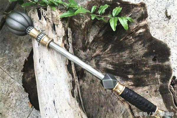 哥哥親手把親弟弟推下井，準備走時卻看見弟弟站在井邊對他笑