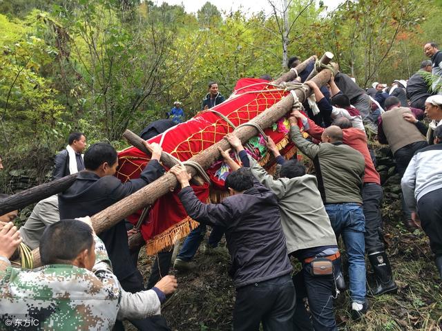 老公帶個女人回家，我哭著離開，路上遇到高中同學我決定不離婚了