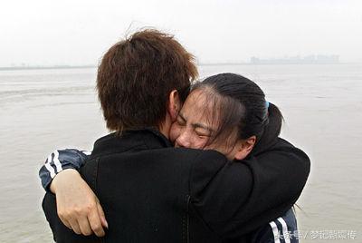 為供弟讀書，姐嫁給大齡富豪，幾年後姐被趕，出門卻看到弟弟