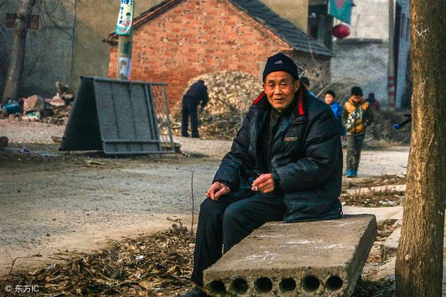老人因病重而離家出走，下車後給小乞丐10元錢，竟救了自己一命