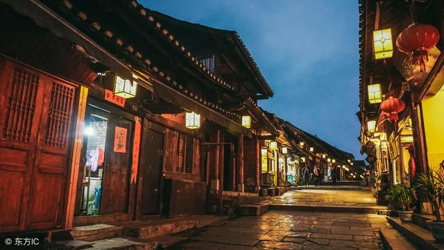 老人因病重而離家出走，下車後給小乞丐10元錢，竟救了自己一命
