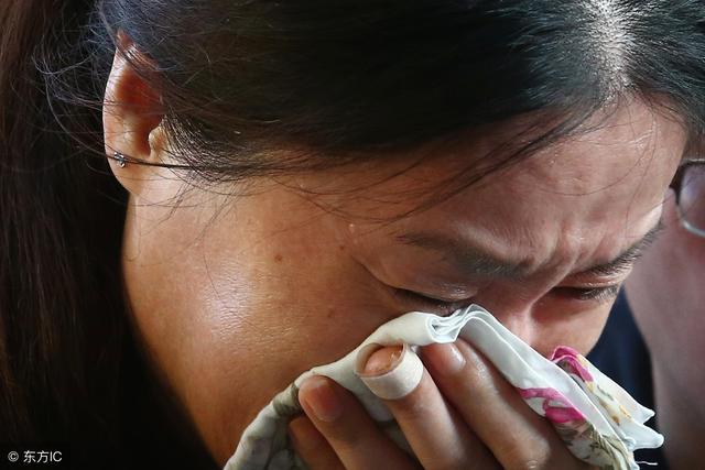 老人因病重而離家出走，下車後給小乞丐10元錢，竟救了自己一命