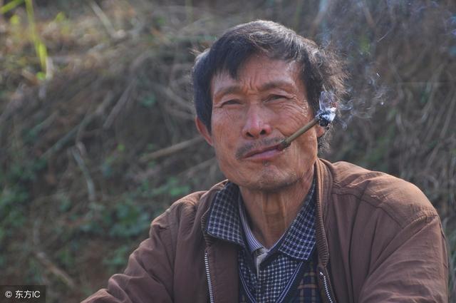 孫子替父養母，多年後老人80大壽，孫子一席話，父親幡然悔悟
