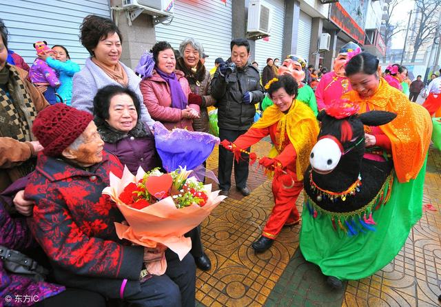 孫子替父養母，多年後老人80大壽，孫子一席話，父親幡然悔悟