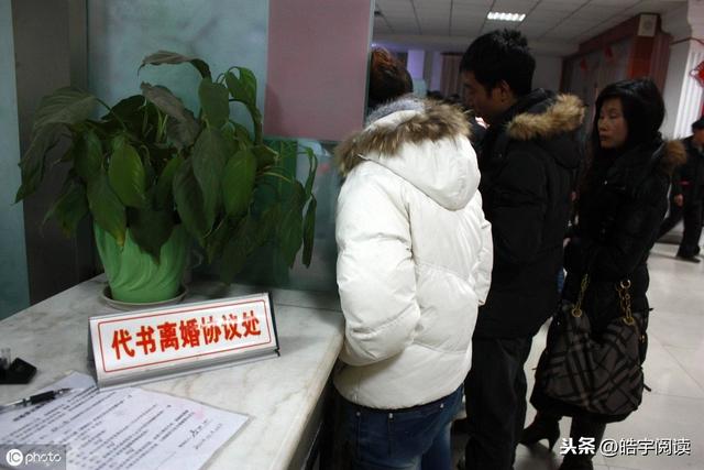 離婚一年，女兒偷用我手機給前夫發&quot;我想你&quot;，看前夫的回覆我哭了