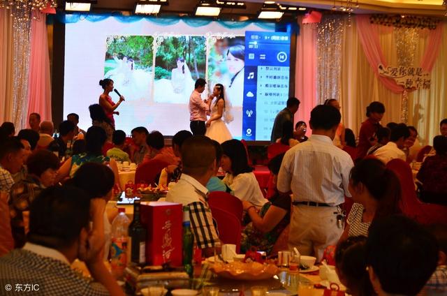 小男孩無家可歸，老漢撫養他長大，他供妹妹上完大學後，喜事來了