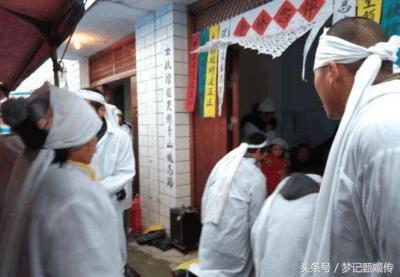 妻子失蹤，他照顧岳父5年，岳父葬禮上妻子再出現，原因感人！