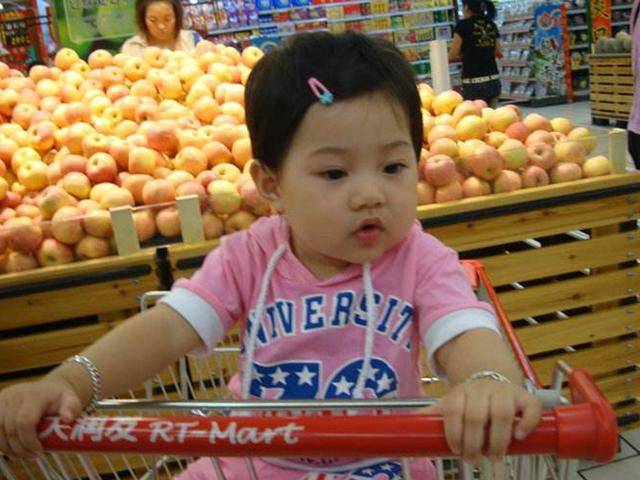 逛街時，女兒吵著走路腳疼，寶媽低頭一看馬上報警，直夸女兒聰明