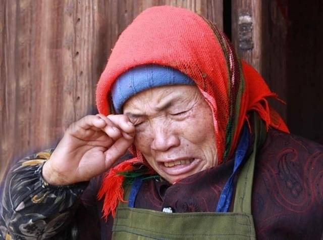 清明開一排豪車回家祭祖，順便看望養母，推開家門愣了
