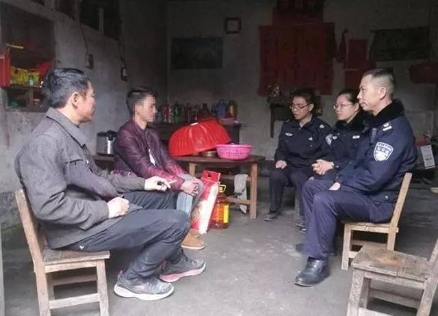 清明開一排豪車回家祭祖，順便看望養母，推開家門愣了