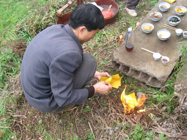 清明開一排豪車回家祭祖，順便看望養母，推開家門愣了