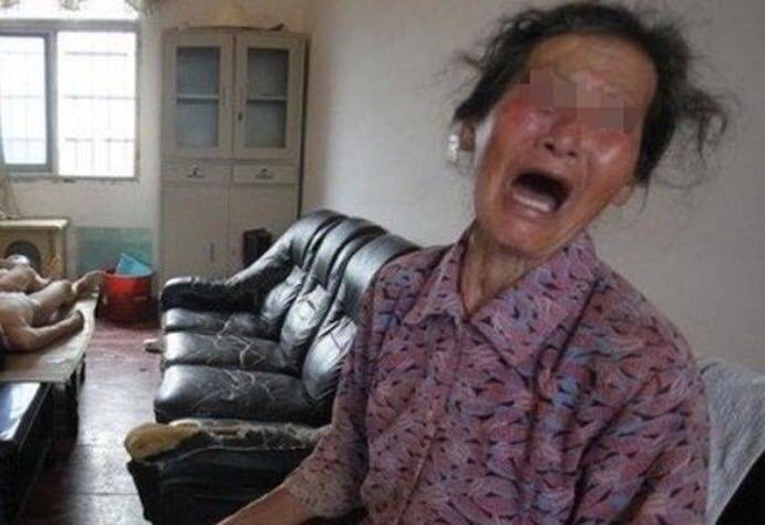 女兒遠嫁三年未歸，寄回一罐蜂蜜母親捨不得吃，半年後打開報了警