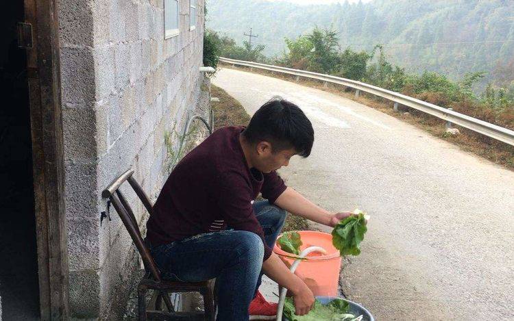 父親看不起農村女婿，吃飯時故意給女婿難堪，第二天談合同時傻住