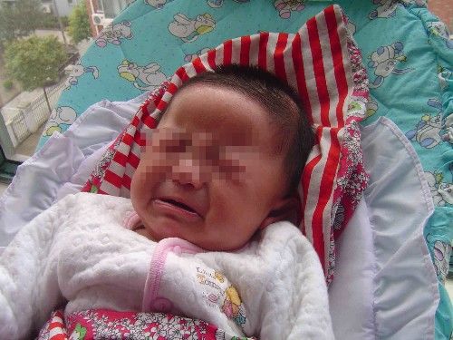 奶奶搶著給孫女喂奶，孫女搖頭直躲，母親好奇，一嘗牛奶，報了警