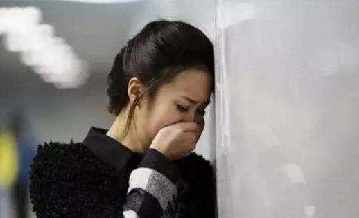 「前夫再婚我隆重出席，看到新娘推著輪椅出來，我偷偷離場了」