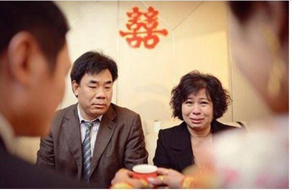 老公去加班忘帶錢包我給他送去，下樓看到他的車，走進一看我愣了！
