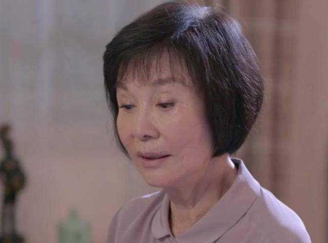 老公去加班忘帶錢包我給他送去，下樓看到他的車，走進一看我愣了！