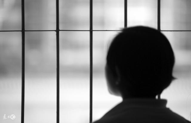 兒子住院我拿出五萬塊錢付醫藥費，丈夫卻甩了我一巴掌還要離婚