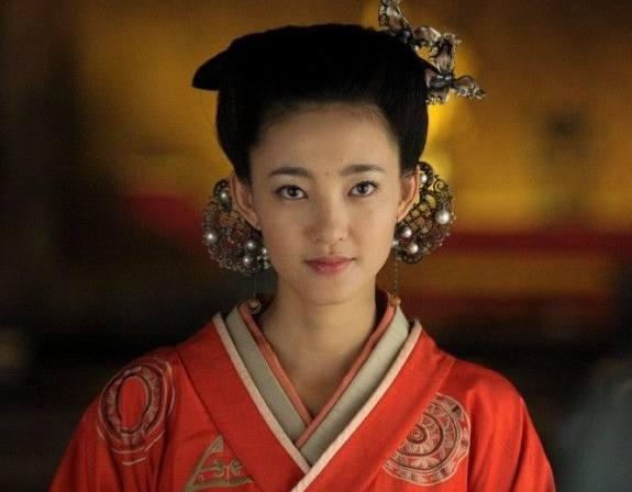 她當了五次寡婦第六次嫁了個窮光蛋，多年後窮光蛋成了開國大臣