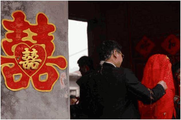 弟弟當上門女婿，過年回家弟媳主動做飯，母親去廚房聽到對話愣了