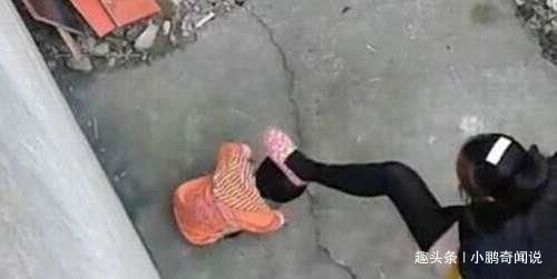 爸媽離婚，孫女睡覺時，奶奶偷偷掀開被子哭喊作惡，不肯原諒兒子
