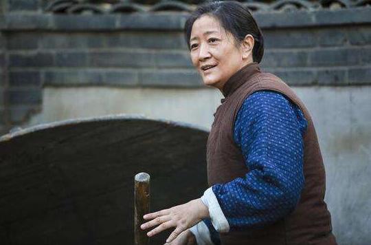 臨老被兒媳趕出家門，鄰居都說我活該，可我自己覺得好冤